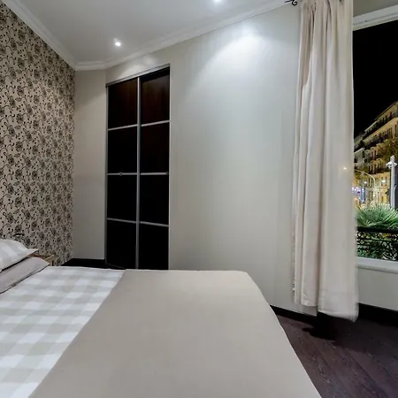 With Parking In Near The Harbor